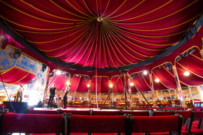 Zirkusträume im historischen Zelt in Annaberg - Am Donnerstagabend erwartet die Besucher im historischen Zirkuszelt auf dem Marktplatz zauberhafte Akrobatik und barocke Musik.