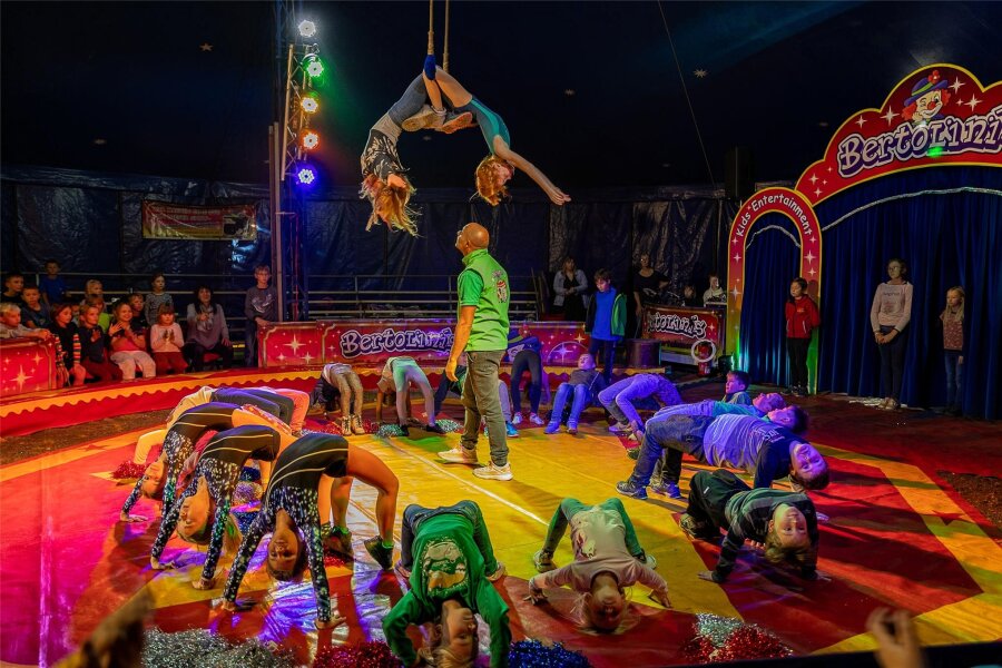 Zirkuszelt statt Klassenzimmer - Grundschüler aus Dorfstadt wachsen über sich hinaus - Gelenkig am Boden und mutig in der Luft. Die Grundschüler zeigten wahres akrobatisches Geschick.
