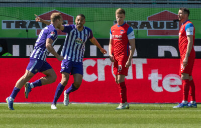Zolinski trifft doppelt: FC Erzgebirge gelingt 2:0-Überraschungssieg in Heidenheim - Aues Ben Zolinski (l-r) bejubelt sein Tor zum 0:1 mit Malcolm Cacutalua neben den Heidenheimern Dzenis Burnic und Norman Theuerkauf.