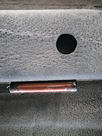 Zoll findet bei Fahrzeugkontrolle in Johanngeorgenstadt Magnetröhrchen mit brisantem Inhalt - Das Magnetröhrchen befand sich am Fahrzeugschweller.