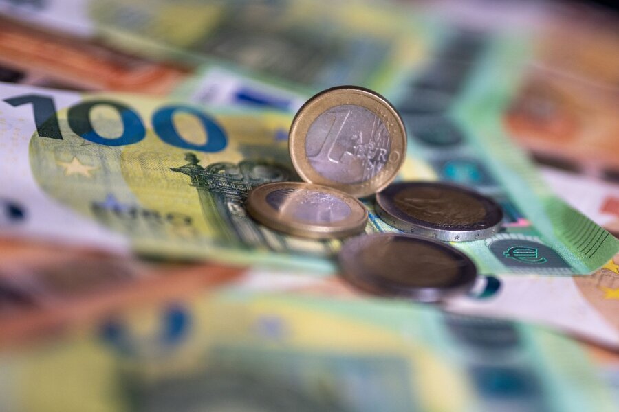 Zoll stellt Bargeld im Wert von über 180.000 Euro sicher - Geldscheine mit dem Wert von 100 und 50 Euro und Münzen liegen auf einem Tisch.
