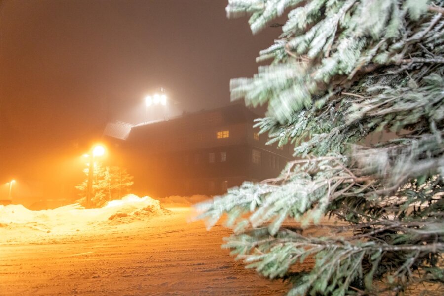 Zoltan fordert Feuerwehren in der Region - Bis zu 40 Zentimeter Neuschnee im Erzgebirge angekündigt - Schneeverwehungen in der Nacht auf Freitag am Fichtelberg.
