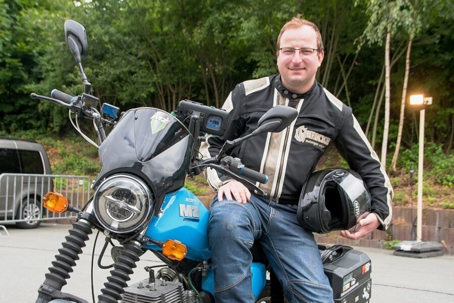 Zschopau: 100 Jahre Motorradtradition zum Anfassen - Tobias Lüdde ist aus Berlin auf seiner 125er-ETZ angereist. 