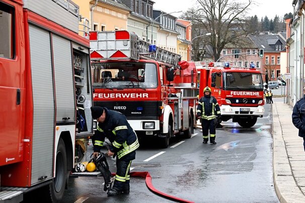 Zschopau: Brand in Wohnhaus - Ein Verletzter - 