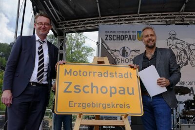 Zschopau darf sich jetzt offiziell Motorradstadt nennen - Sachsens Innenminister Roland Wöller (l.) und Zschopaus Oberbürgermeister Arne Sigmund enthüllten das Schild mit dem neuen Titel. 