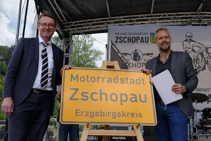 Zschopau darf sich jetzt offiziell Motorradstadt nennen - Sachsens Innenminister Roland Wöller (l.) und Zschopaus Oberbürgermeister Arne Sigmund enthüllten das Schild mit dem neuen Titel. 