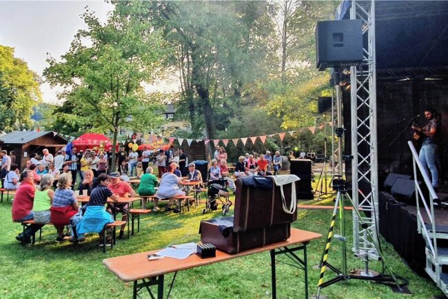 Zschopau feiert 7. Parkfest - Eine Bühne mitten im Grünen: Die Bäume und der Rasen verleihen dem Zschopauer Parkfest ein besonderes Flair. 