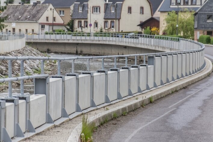 Zschopau-Mauern als Vorbild für Hochwasserschutz im Gebirge - Fest eingemauert: Die Zschopau in Wiesa. Der Beton soll die Anwohner vor einem Jahrhunderthochwasser schützen.