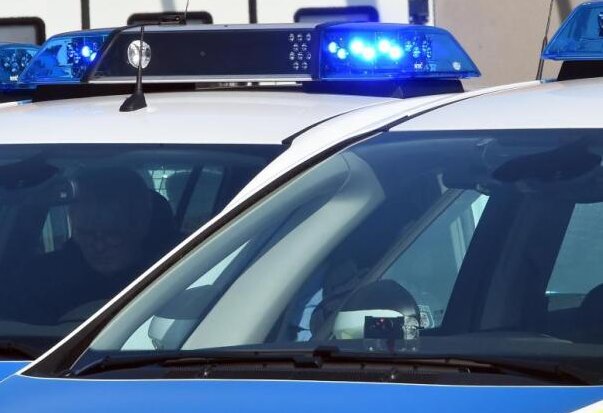 Zschopau: Mopedfahrer flüchtet vor Polizei und verletzt Beamten - 