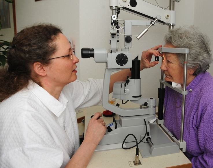 Zschopau ohne Augenarztpraxis - 
              <p class="artikelinhalt">Constanze Grunewald (l.), Fachärztin für Augenheilkunde, betreut ihre Patienten aus der Zschopauer Region ab Montag ausschließlich in der Thalheimer Praxis, Friedrichstraße 10 a.</p>
            