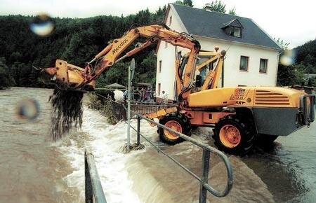 Zschopau: Wasserstand erst am Nachmittag gesunken - Bei den Aufräumarbeiten, die teilweise mittels schwerer Technik erfolgte, kam der ganze, mit den Wassermassen angechwemmte Unrat zum ersten Mal richtig zum Vorschein. So auch in Scharfenstein.