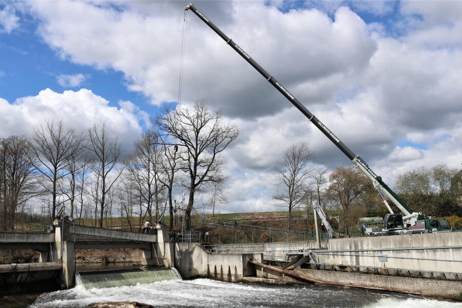 Zschopau-Wehr in Flöha: Eigentümer kündigt Reparatur für nächste Woche an - Reparaturarbeiten am Zschopau-Wehr in Flöha sind aufwändig. Mitte April wurde die Aufhängung für ein Gegengewicht repariert. Dabei wurden weitere Schäden festgestellt. Nächste Woche soll die Reparatur abgeschlossen werden.