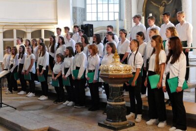 Zschopauer Gymnasiumschor setzt mit Weihnachtskonzert eine Tradition fort - Der Chor des Gymnasiums lockte bereits im Juni mit einem Konzert viele Besucher in die St. Martinskirche.
