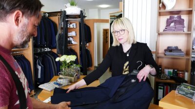 Zschopauer Händlerin nutzt Krisenzeiten für einen Neuanfang - Egal, ob Socken, Hosenträger, Hemden oder schicke Anzüge: Cindy Mai liebt es, ihre Kunden, wie hier Jan Lange, zu beraten.