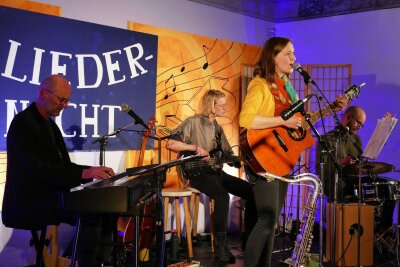 Zschopauer Liedernacht erlebt ein kleines Jubiläum - So wie Jano Weber (links), hier zu sehen mit Söhnen und Schwiegertochter, stehen die Organisatoren der Zschopauer Liedernacht mitunter selbst auf der Bühne.
