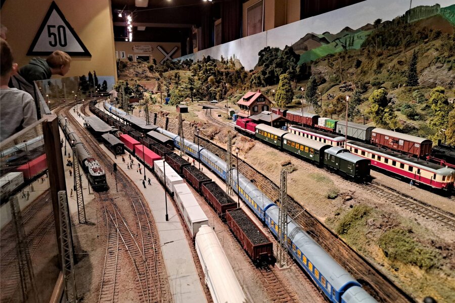 Zschopauer Modelleisenbahner setzen auf Vielfalt - Einige der Züge, die im Zschopauer Schützenhaus die Blicke auf sich ziehen werden, sind vier Meter lang.