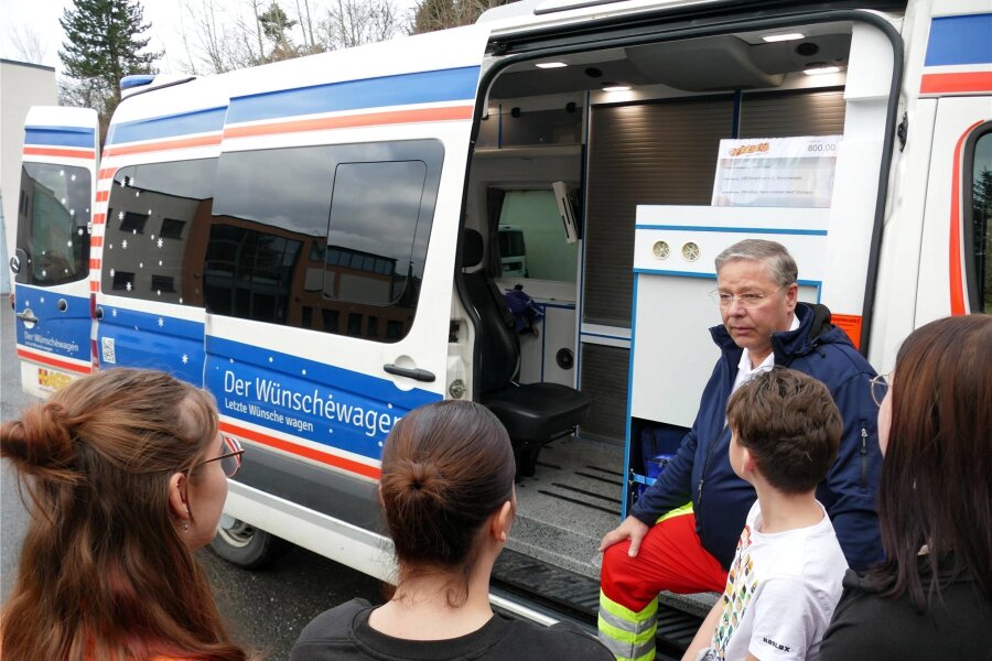 Zschopauer Nexö-Schule spendet für den Wünschewagen - Christoph Scheuermann vom Arbeiter-Samariter-Bund erläutert den Schülern die Besonderheiten des Wünschewagens.