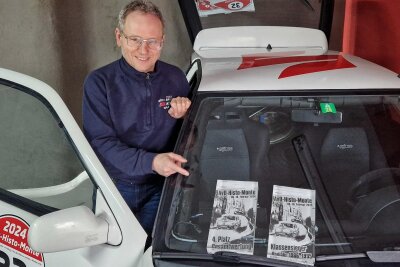 Zschopauer Rallyefahrer erfüllt sich zum 60. einen Traum - Veit König mit seinen zwei gewonnenen Pokalen.