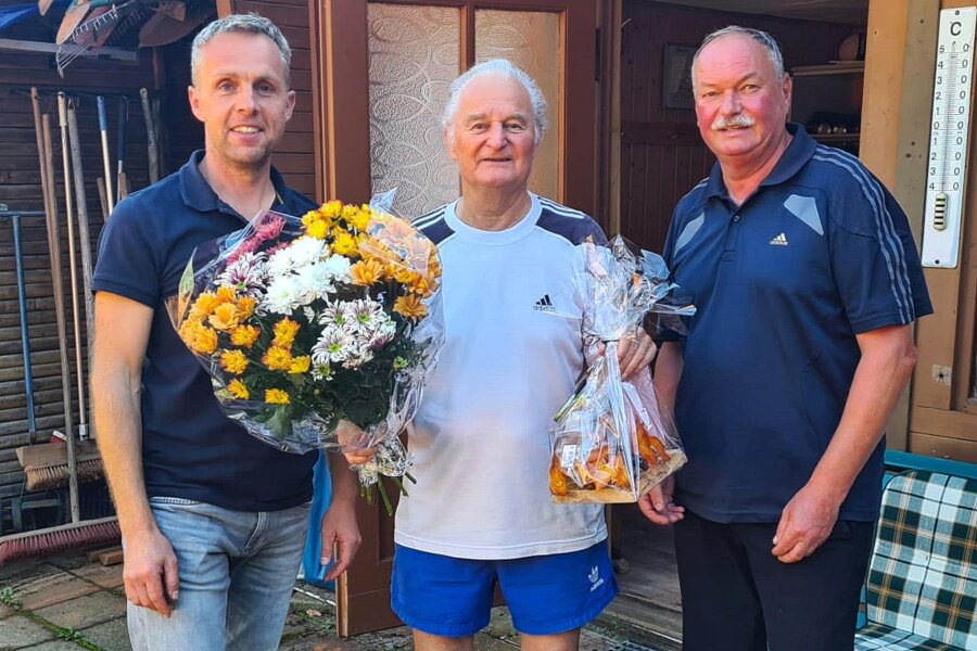 Zschopauer Tennis-Urgestein mit 80 Jahren noch immer am Netz - Spieler Torsten Irmisch (l.) und Sektionsleiter Gunter Loose (r.) mit dem Urgestein des Zschopauer Tennissports, Volker Merdes.