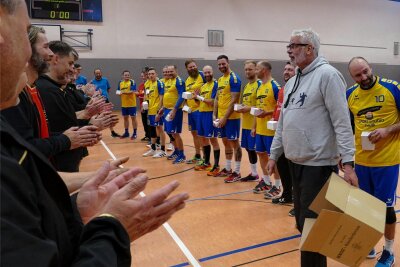 Zschopaus Handballer gehen mit gemischten Gefühlen ins Jubiläumsjahr - Bei einem Freundschaftsspiel gegen Dahlewitz hatten Frank Litfin und die Zschopauer TSV-Handballer Geschenke für die Gäste parat.