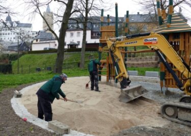 Zschopaus neues Schmuckstück nimmt langsam Gestalt an - Bauarbeiter haben in dieser Woche den neuen Spielplatz im Seminargarten mit Sand aufgefüllt. 
