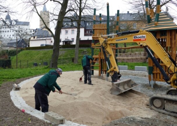 Bauarbeiter haben in dieser Woche den neuen Spielplatz im Seminargarten mit Sand aufgefüllt. 