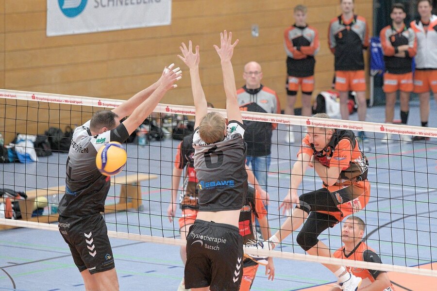 Zschopaus Regionalliga-Volleyballer bitten zum Verfolgerduell - Kapitän Florian Haase (rechts) hofft mit seinen Zschopauer Teamkollegen auf einen erfolgreichen Jahresausklang in eigener Halle.