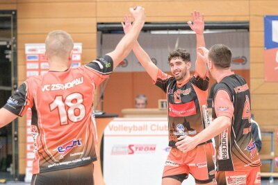 Zschopaus Regionalliga-Volleyballer feiern im letzten Heimspiel eine Premiere - Zuspieler Tom Siebert (Mitte) wurden gegen Reudnitz zum wertvollsten Zschopauer Spieler gewählt.