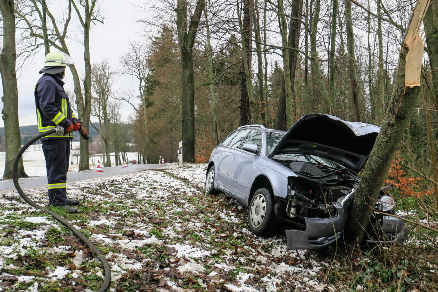 Zschorlau: Audi fährt gegen Baum - Eine 73-Järhige wurde bei einem Autounfall am Dienstag im Zschorlauer Ortsteil Burkhardtsgrün schwer verletzt.