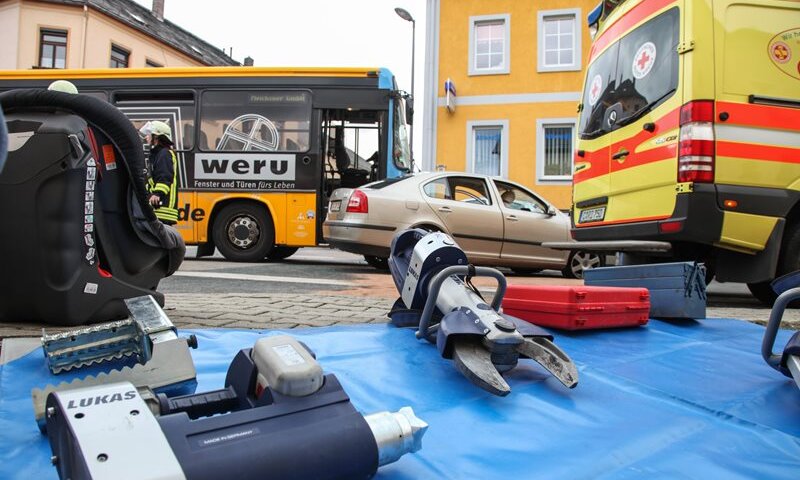 Zschorlau: Kollision von Bus und zwei Pkw - 