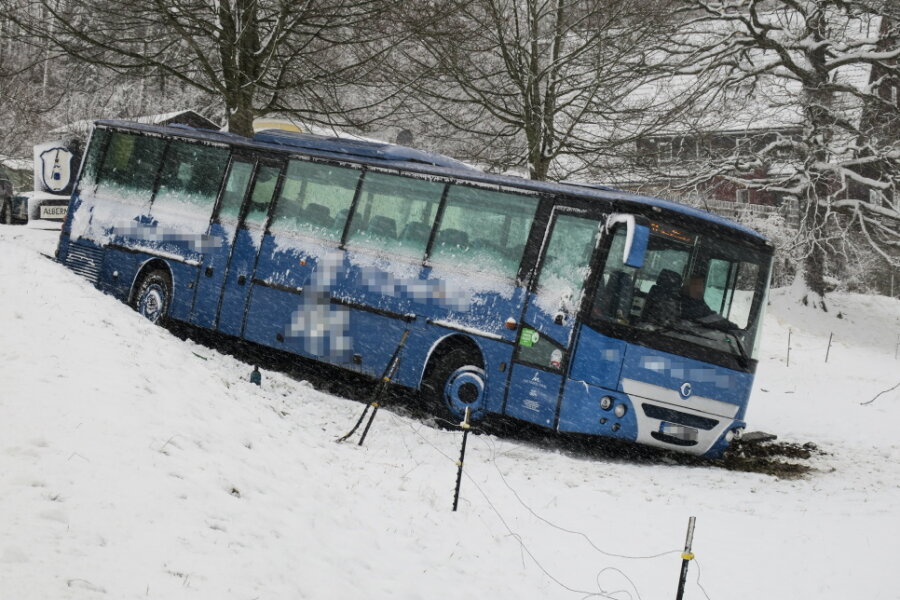 Zschorlau: Linienbus rutscht Hang hinunter - 