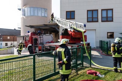 Zschorlau: Sägespänebunker in Flammen - Eine Verletzte - 