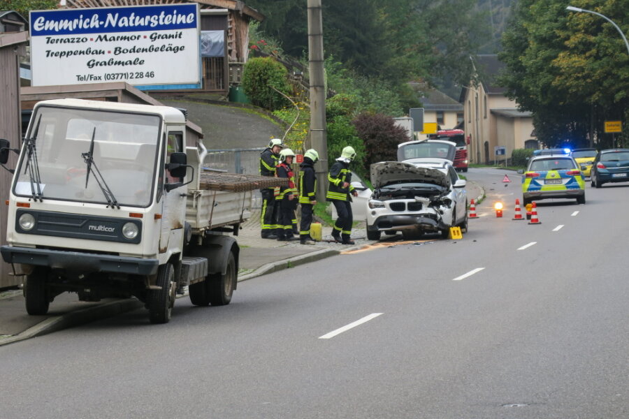 Zschorlau: Verletzte bei Unfall mit Multicar - Ein Auto ist am Freitag in Zschorlau auf ein Multicar aufgefahren.