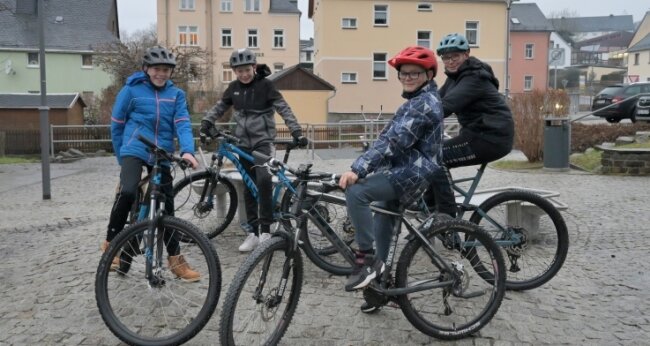 Eric Terner (12), Luca Opitz (11), Toby Opitz (11) und Jeremias Klug (12) sind nach der Schule viel mit ihren Fahrrädern im Ort unterwegs. Sie wünschen sich einen richtigen Bike-Park. 