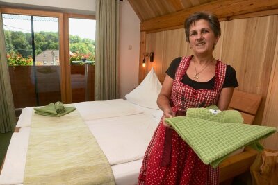 Zu Besuch in der "Käsbiep": Das ist die beliebteste Pension im Vogtland - Im rustikalen Holz-Landhausstil haben Wencke Vollmer (Foto) und ihr Mann Steffen vier Pensionszimmer ausgebaut. Ein Balkon gehört dazu.