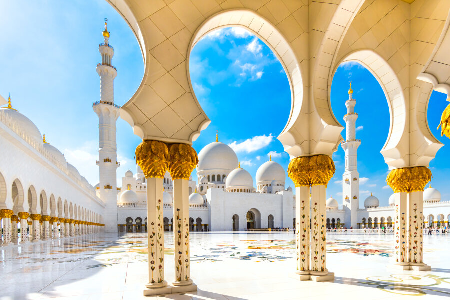 Die Scheich Zayed Moschee in Abu Dhabi ist die größte Moschee in den Vereinigten Arabischen Emiraten und die achtgrößteder Welt.