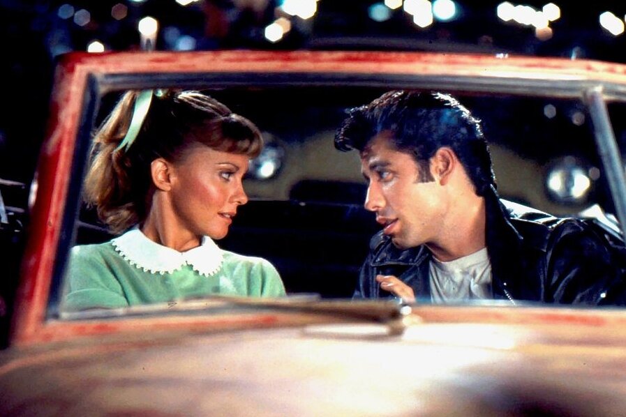 Zu Ehren von Olivia Newton-John (†73): "Grease"-Film kehrt als Benefiz-Aktion in US-Kinos zurück - HANDOUT - 01.01.1977, USA, Hollywood: Die Aufnahme aus dem Jahr 1977 von Paramount Pictures zeigt Olivia Newton-John als "Sandy" und John Travolta als "Danny" aus dem Film "Grease". Die mit der Musicalverfilmung "Grease" in den 70ern weltberühmt gewordene Sängerin und Schauspielerin ist im Alter von 73 Jahren am Montag (08.08.2022) gestorben. Foto: Paramount Pictures/Entertainment Pictures via Zuma/dpa - ACHTUNG: Nur zur redaktionellen Verwendung im Zusammenhang mit der aktuellen Berichterstattung und nur mit vollständiger Nennung des vorstehenden Credits +++ dpa-Bildfunk +++