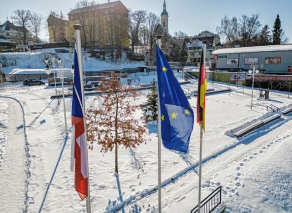 Zu klein für die Großen? Das Dilemma mit dem Europatag - Ein Bild mit Symbolkraft: Aus den Fahnen für Tschechien, Europa und Deutschland auf der Gemeinsamen Mitte von Bärenstein und Vejprty ist die Luft raus. Sie hängen - so wie die Köpfe im Grenzgebiet. 