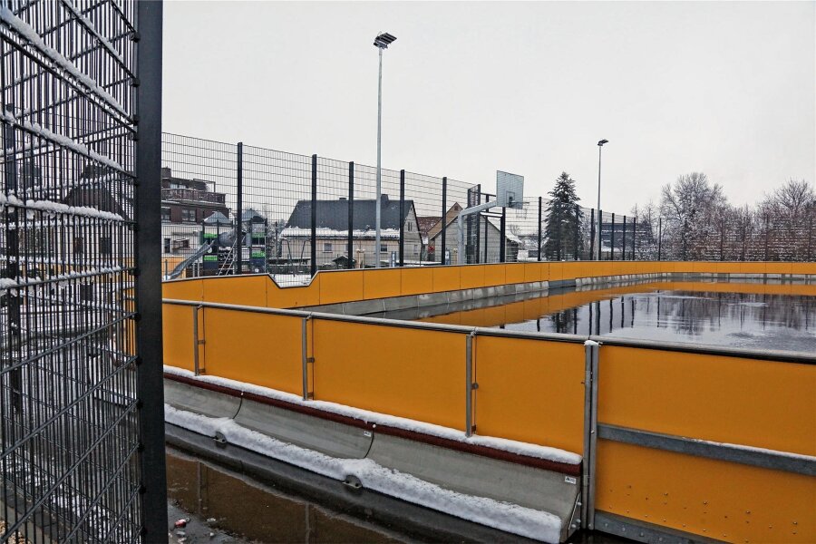 Zu sonnig: Kein Eislaufen in Mülsen St. Micheln möglich - 2021 ist der Mehrzweckplatz fertig geworden.