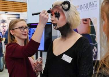 Zu Titelehren mit einer Wikinger-Kriegerin - Bei der Ausbildungsmesse in Marienberg präsentierte Anna Stefan kürzlich noch einmal das Fantasy-Make-up, mit dem sie beim nationalen Wettbewerb in Erfurt den Sieg errungen hatte. 