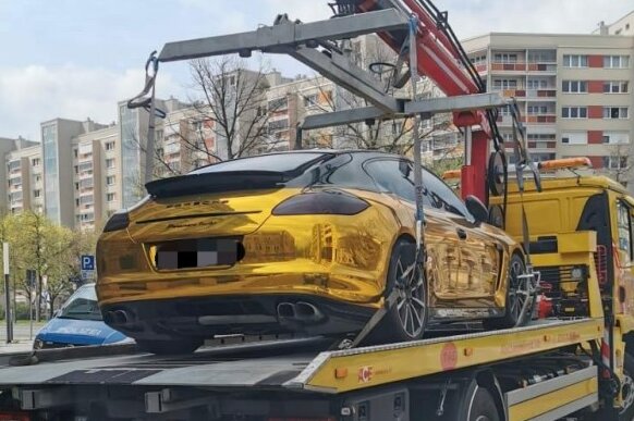 Zu viel Bling-Bling: Dresdner Polizei zieht Gold-Porsche aus dem Verkehr - Der Funkel-Porsche wurde am Freitagmorgen abgeschleppt. 