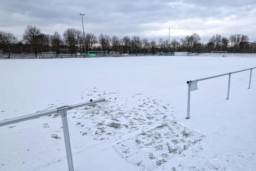 Zu viel Schnee: Testspiel des VfB Auerbach beim VfB Empor Glauchau abgesagt - Am Dienstag hielt sich die Schneemenge in Glauchau noch in Grenzen. Doch nun ist der Winter endgültig angekommen und das Testspiel gegen den VfB Auerbach wurde abgesagt.