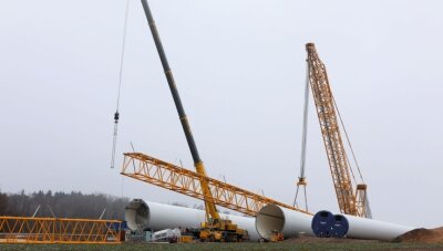 Zu viel Wind bremst Arbeit am Windpark in Kuhschnappel - Ein Hilfskran sichert beim Montieren die Bauteile für den Kran-Giganten.