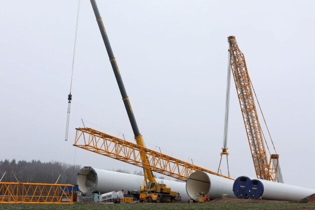 Zu viel Wind bremst Arbeit am Windpark in Kuhschnappel - Ein Hilfskran sichert beim Montieren die Bauteile für den Kran-Giganten.