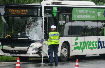 Zu viele Kinder bei Unfall in Schulbus? - Der Bus war unterwegs zur Oberschule Eibenstock. 