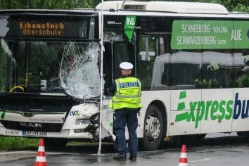 Zu viele Kinder bei Unfall in Schulbus? - Der Bus war unterwegs zur Oberschule Eibenstock. 