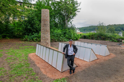Zu viele Menschen, die "einfach so dahinleben"? Siebte Station des "Purple Path" eröffnet - Iskender Yedilers vor seiner Skulptur "Ohne Titel (Esda)" auf dem "Purple Path" in Lichtenstein.  