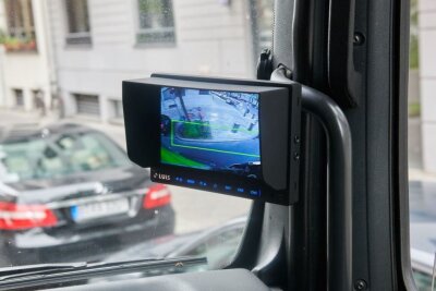 Der Monitor dieses Lkw-Abbiegeassistenten zeigt an, dass die Außenkameras keine Bewegung im toten Winkel registrieren.