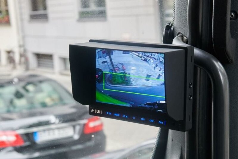 Der Monitor dieses Lkw-Abbiegeassistenten zeigt an, dass die Außenkameras keine Bewegung im toten Winkel registrieren.