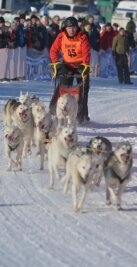 Zu warm: Schlittenhunderennen in Nassau muss ausfallen - Mit seinem Zwölfergespann Siberian Huskies ging Weltmeister Karsten Neubert in Nassau im vergangenen Jahr an den Start.